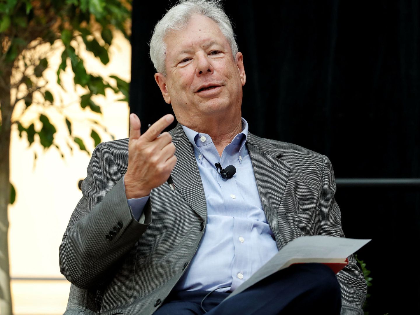 Richard Thaler, en la Universidad de Chicago, durante una conferencia tras recibir el premio Nobel de Economía. (Reuters)