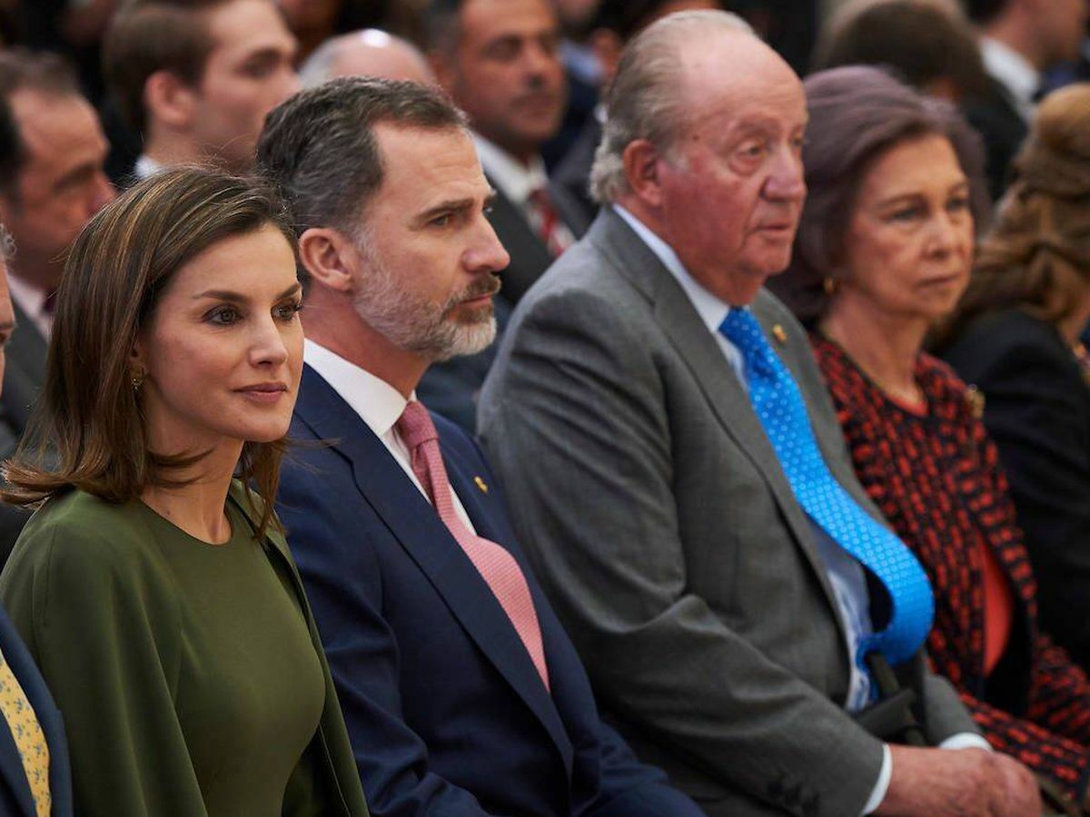 Foto: Los reyes Felipe y Letizia, junto con Juan Carlos y Sofía en un acto oficial. (Limited Pictures) 