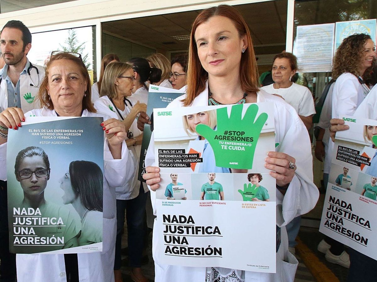 Foto: Sanitarios concentrados a las puertas del Hospital Torrecárdenas de Almería. (EFE)