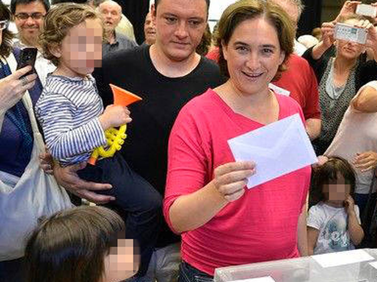 La alcaldesa de Barcelona, en una foto de archivo en la que acude a votar acompañada de Adrià Alemany. (EFE)