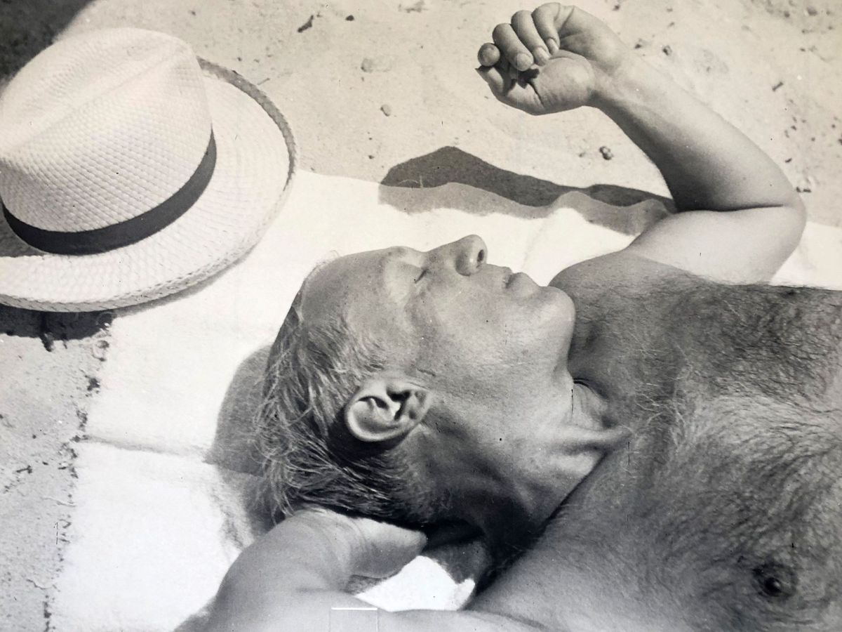 Foto: Fotografía de Pablo Picasso dormido en la playa "Mougins", de 1936 o 1937. (EFE)