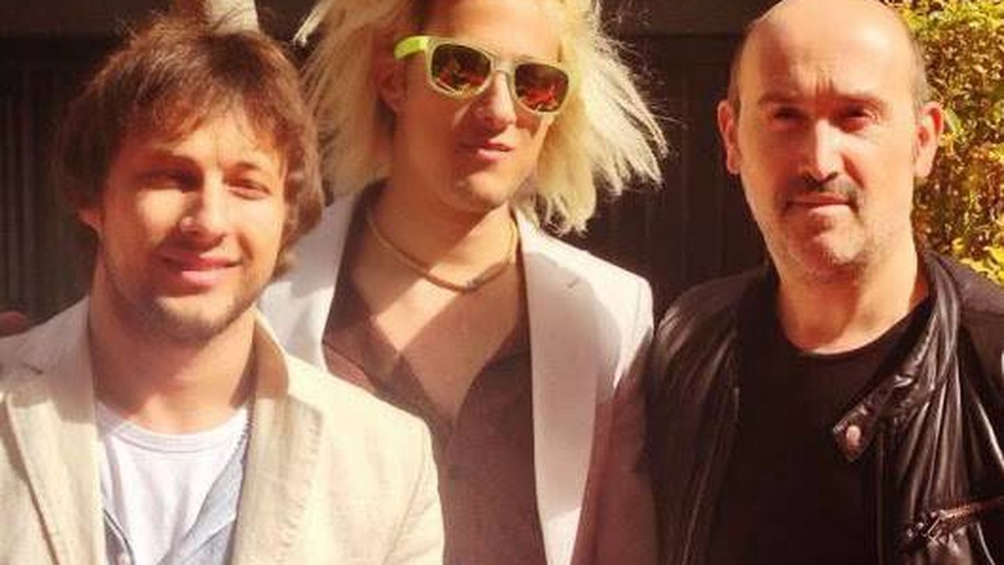 Max (en el centro, con el pelo teñido), junto a su hermano Bruno Jubin y al actor Javier Cámara.