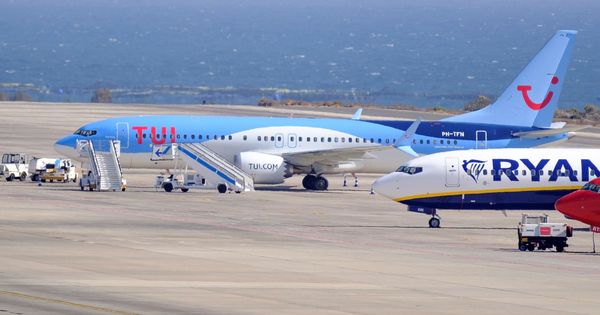 Foto: Varios aviones en el aeropuerto de Gran canaria. (EFE)