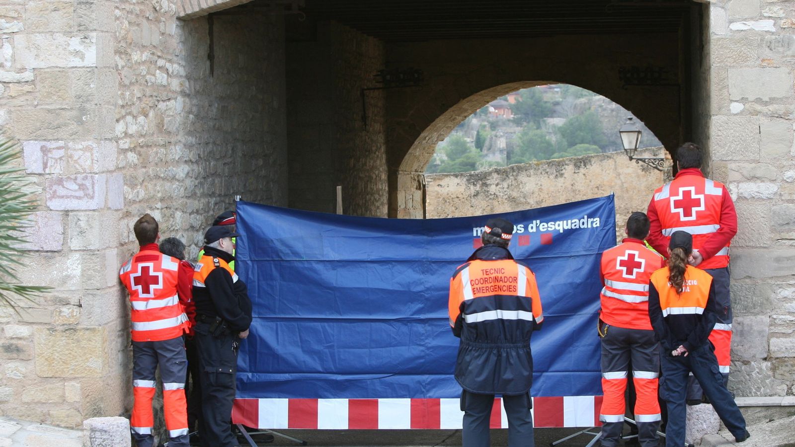 Foto: Imagen de los Mossos d'Esquadra y personal de emergencias con las víctimas del accidente de autocar en Fraginals (Tarragona). (Efe)