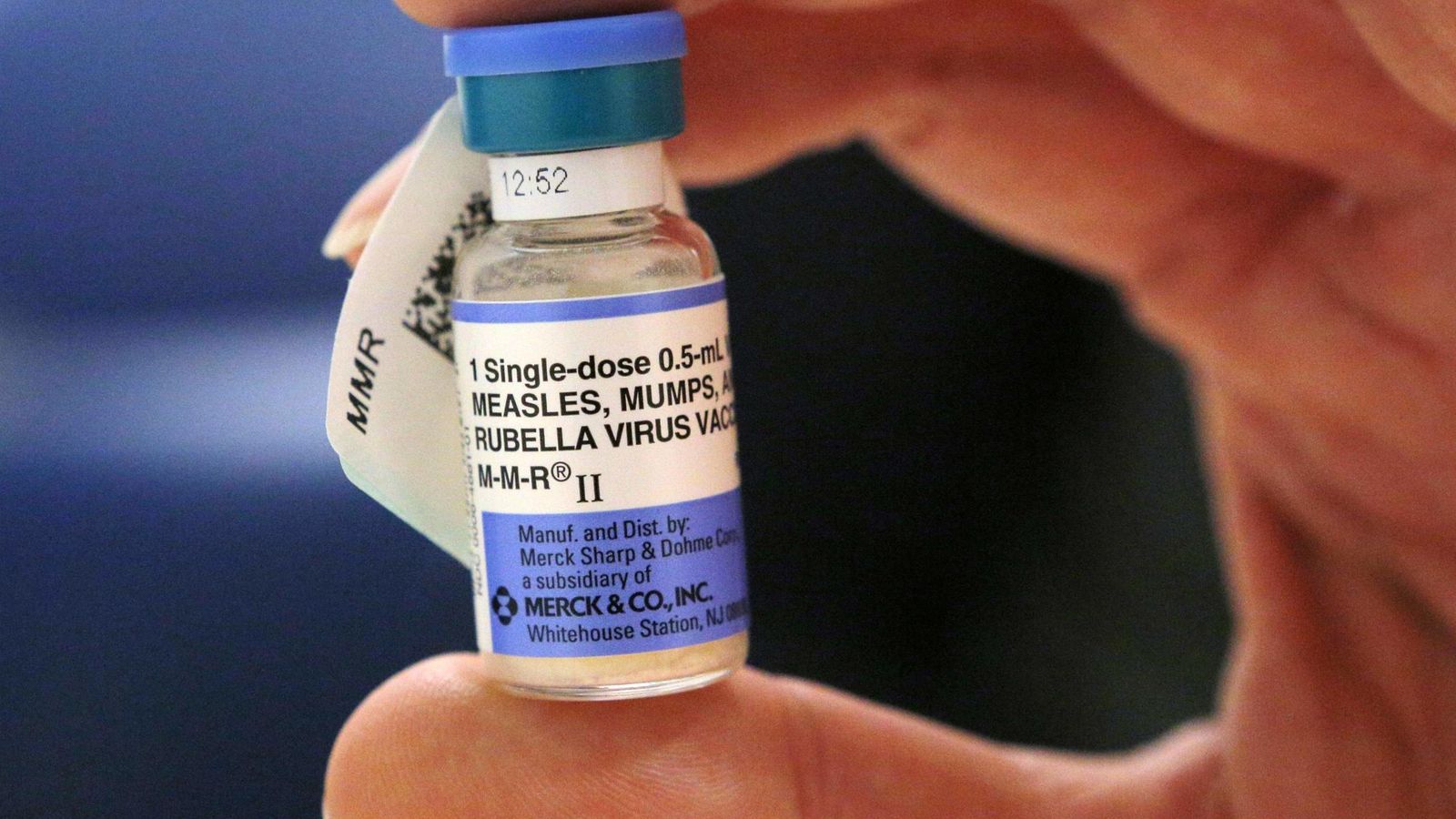 Foto: Una enfermera sostiene un vial de la vacuna contra el sarampión (Reuters)