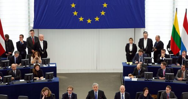 Foto: La nueva mesa del Parlamento Europeo, con el presidente Antonio Tajani en el centro. (EFE)