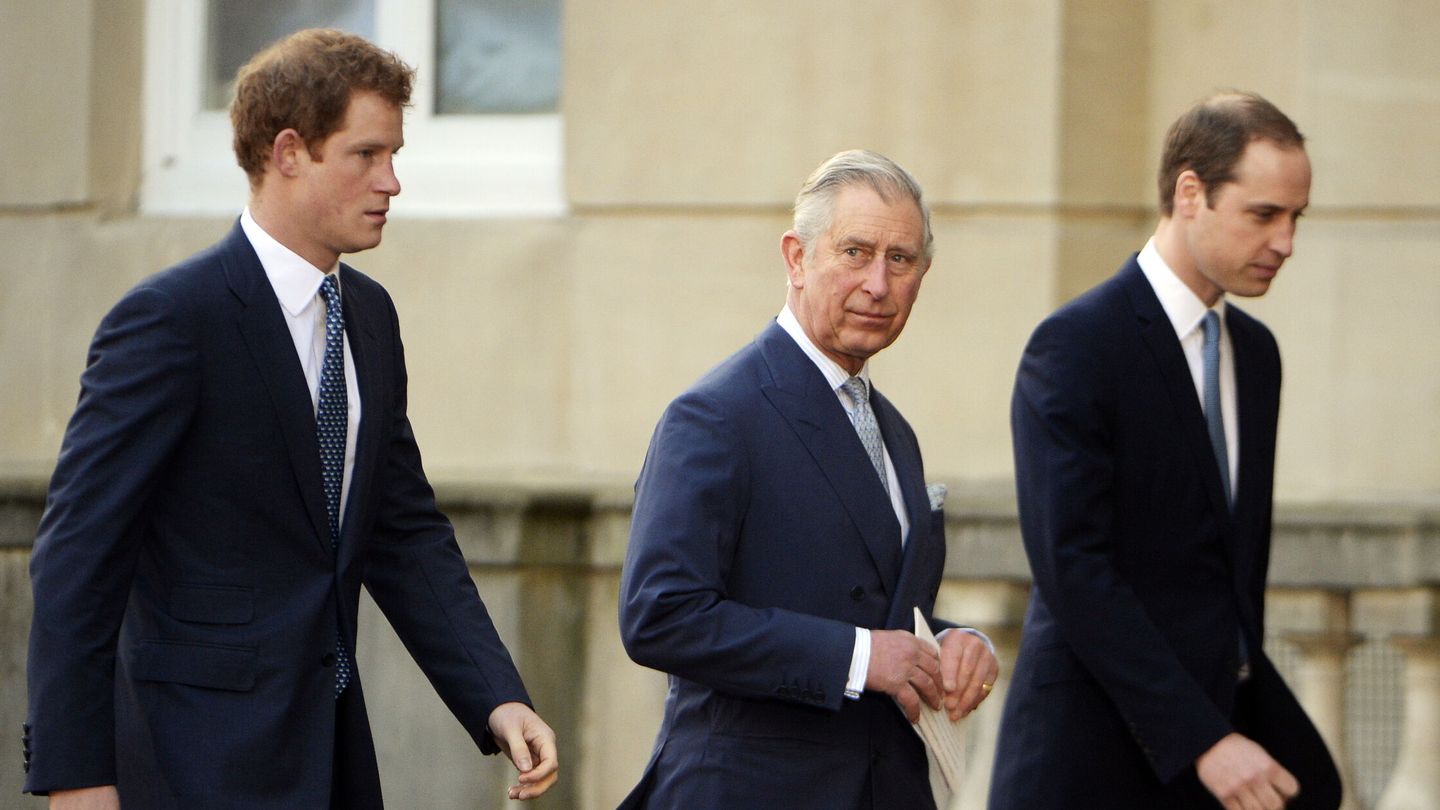 Carlos III, junto a sus dos hijos en una imagen de 2014. (Reuters)