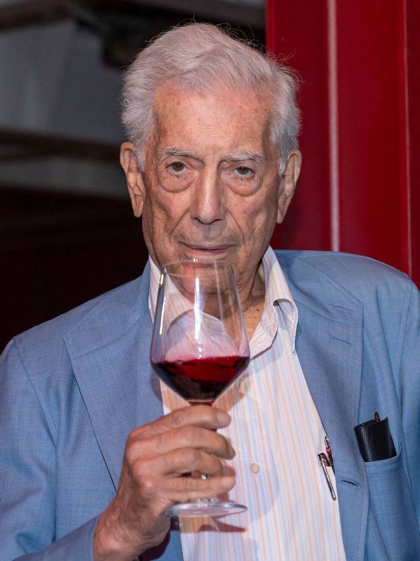 Mario Vargas Llosa, catando sus vinos. (Cortesía)