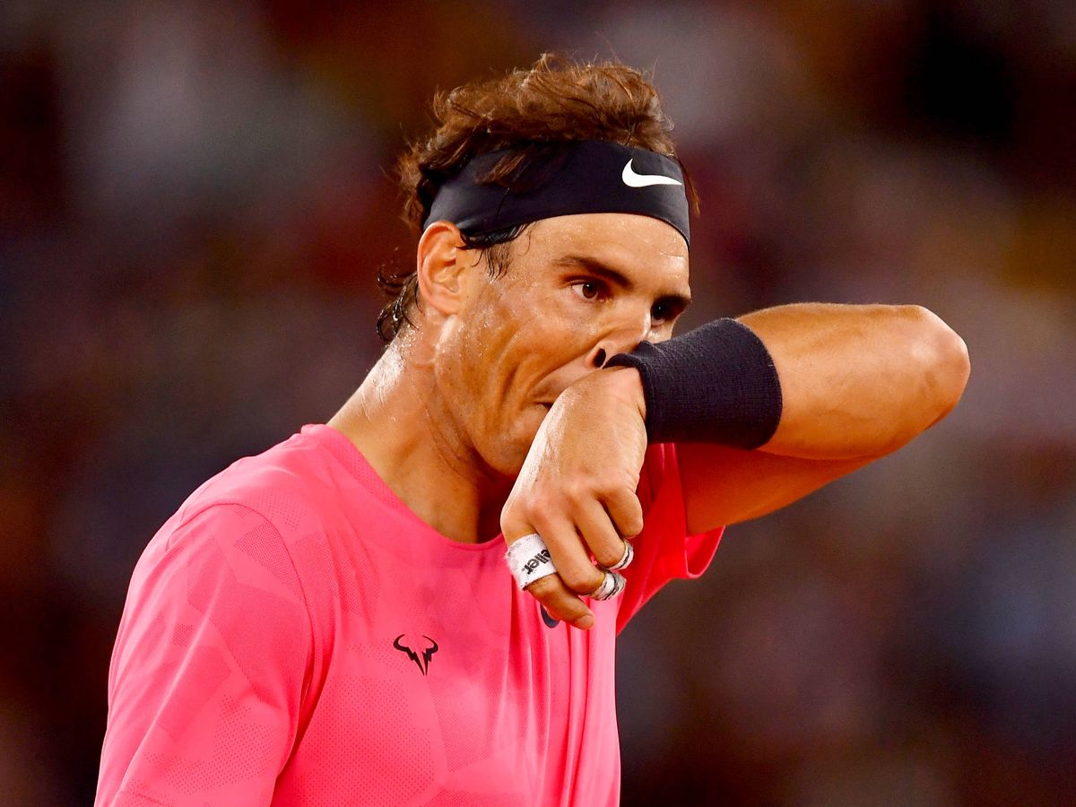 Foto: Nadal se limpia el sudor en un partido ante Federer. (Getty)