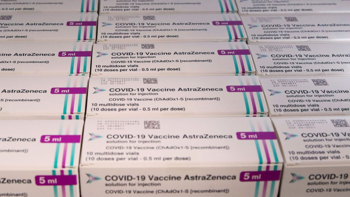 Sanidad aplaza de 4 a 6 semanas la decisión sobre la segunda dosis de AstraZeneca