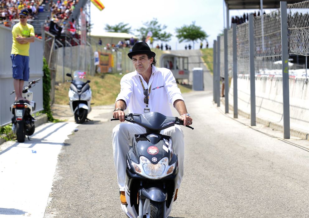 Foto: Antonio Banderas sobre una moto en el Gran Prix de Catalunya en julio de 2010. (Gtres)