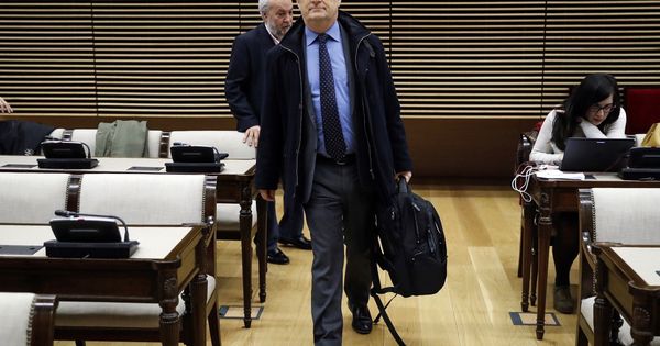 Foto: El ex subgobernador del Banco de España Fernando Restoy, a su llegada a la comparecencia en el Congreso. (EFE)