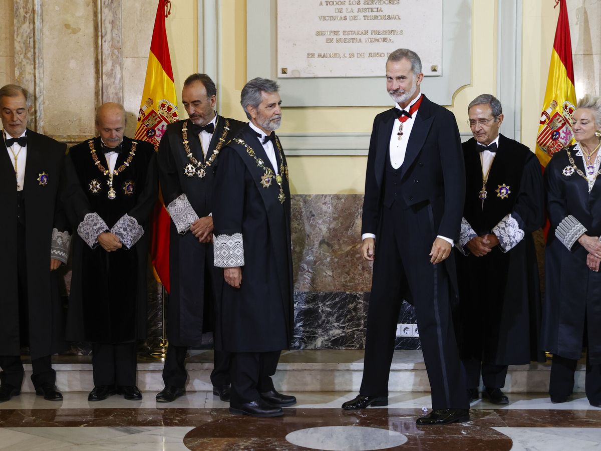 Foto: El rey Felipe, junto al presidente del Tribunal Supremo, Carlos Lesmes (c-i), entre otros, posan para la foto oficial durante el acto de apertura del Año Judicial 2022. (EFE/J. J. Guillén)