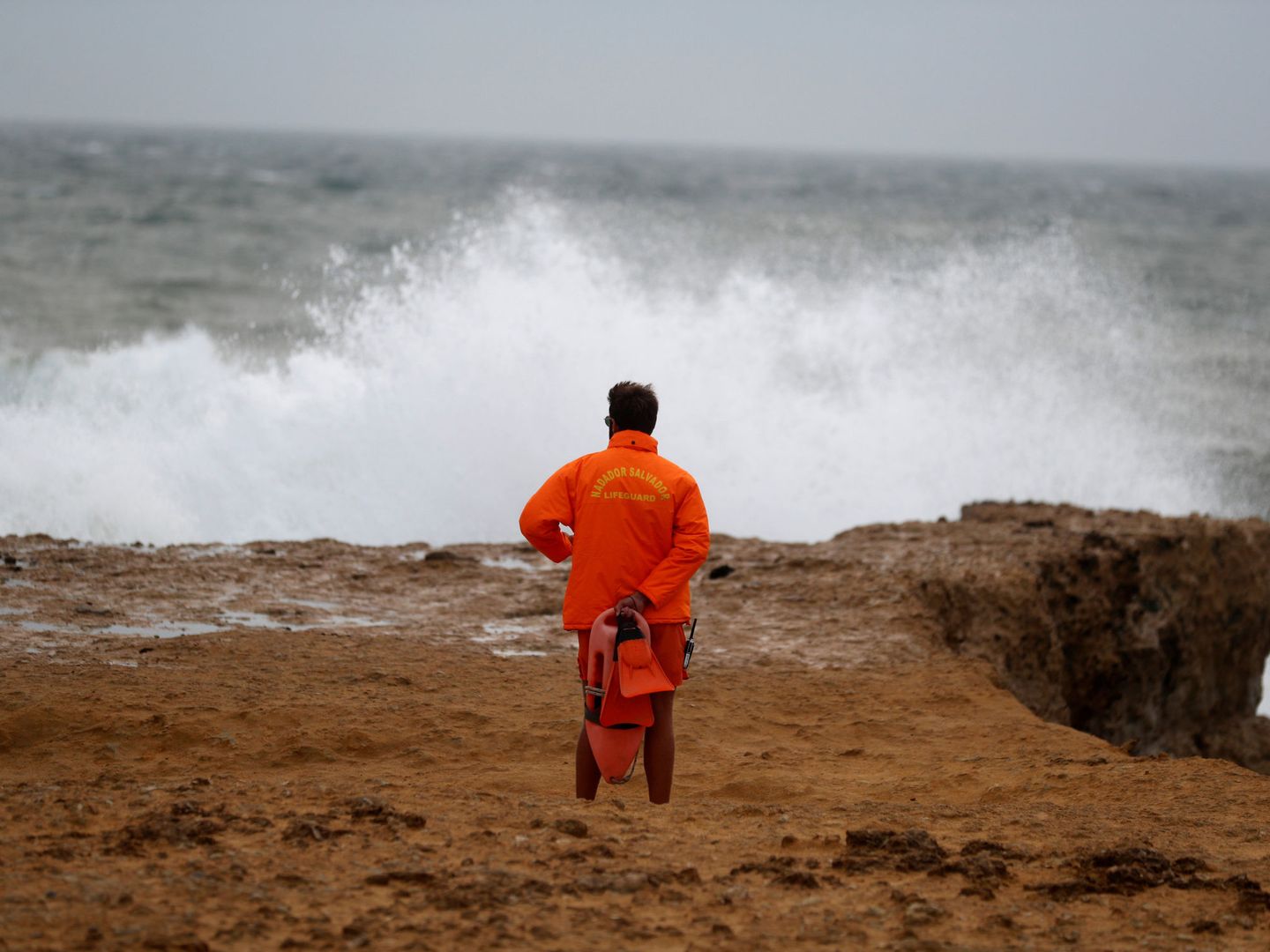 Un vigilante observa la costa en la playa de Carcavelos, cerca de Cascais (Portugal). (EFE)