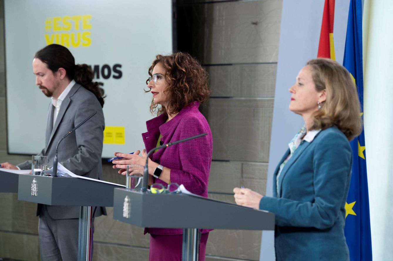 De izquierda a derecha, Pablo Iglesias, María Jesús Montero y Nadia Calviño. (EFE)