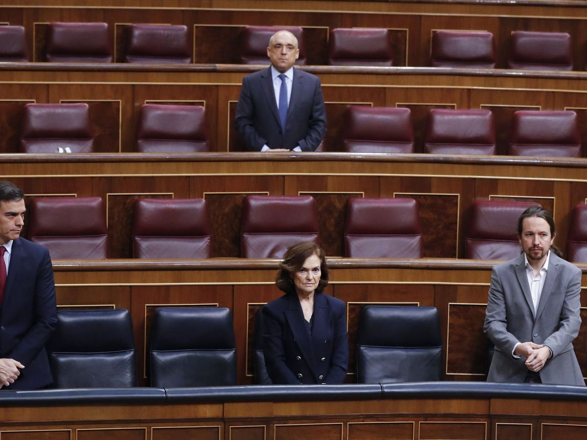 Foto: El presidente del Gobierno, Pedro Sánchez, y los vicepresidentes Carmen Calvo y Pablo Iglesias, durante el minuto de silencio en la sesión de control de este miércoles. (EFE)