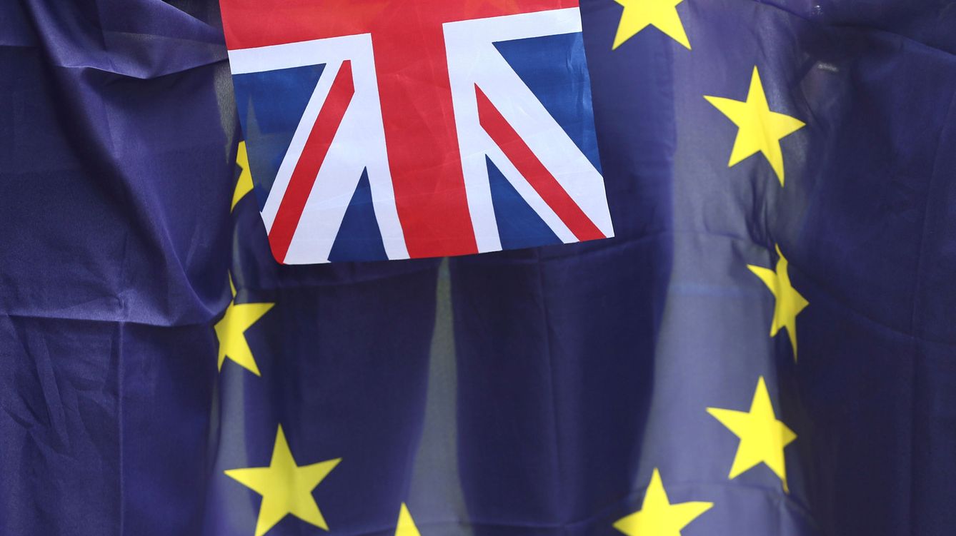 Foto: Las banderas de Reino Unido y la UE. (Reuters)