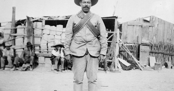 Foto: Pancho Villa, al frente de un campamento insurgente durante la revolución mexicana. (Colección Grantham Bain)
