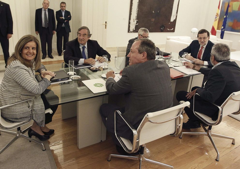 Foto: Báñez y Rajoy con los sindicatos y la patronal. (EFE)