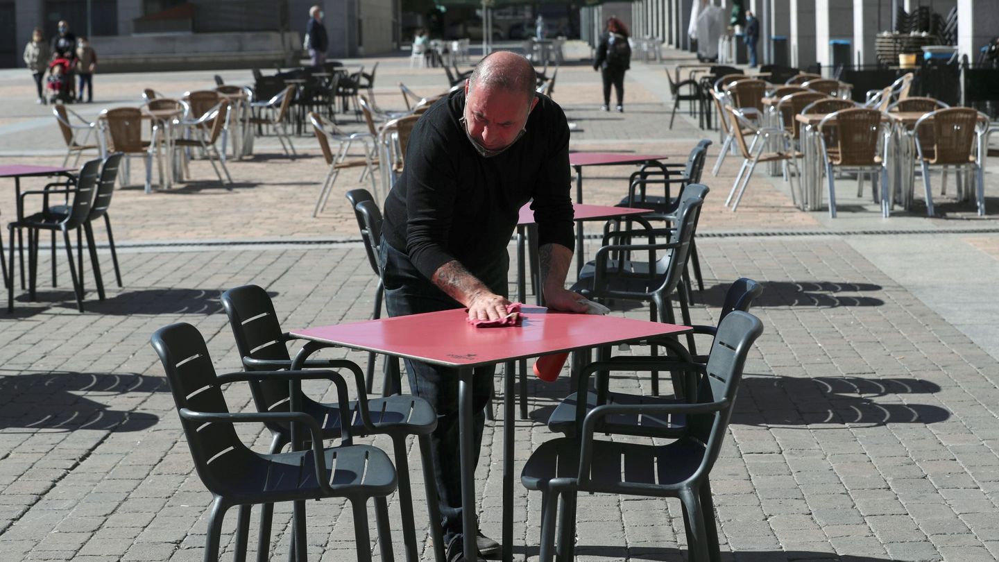 Un camarero limpia una mesa en Madrid. (EFE)