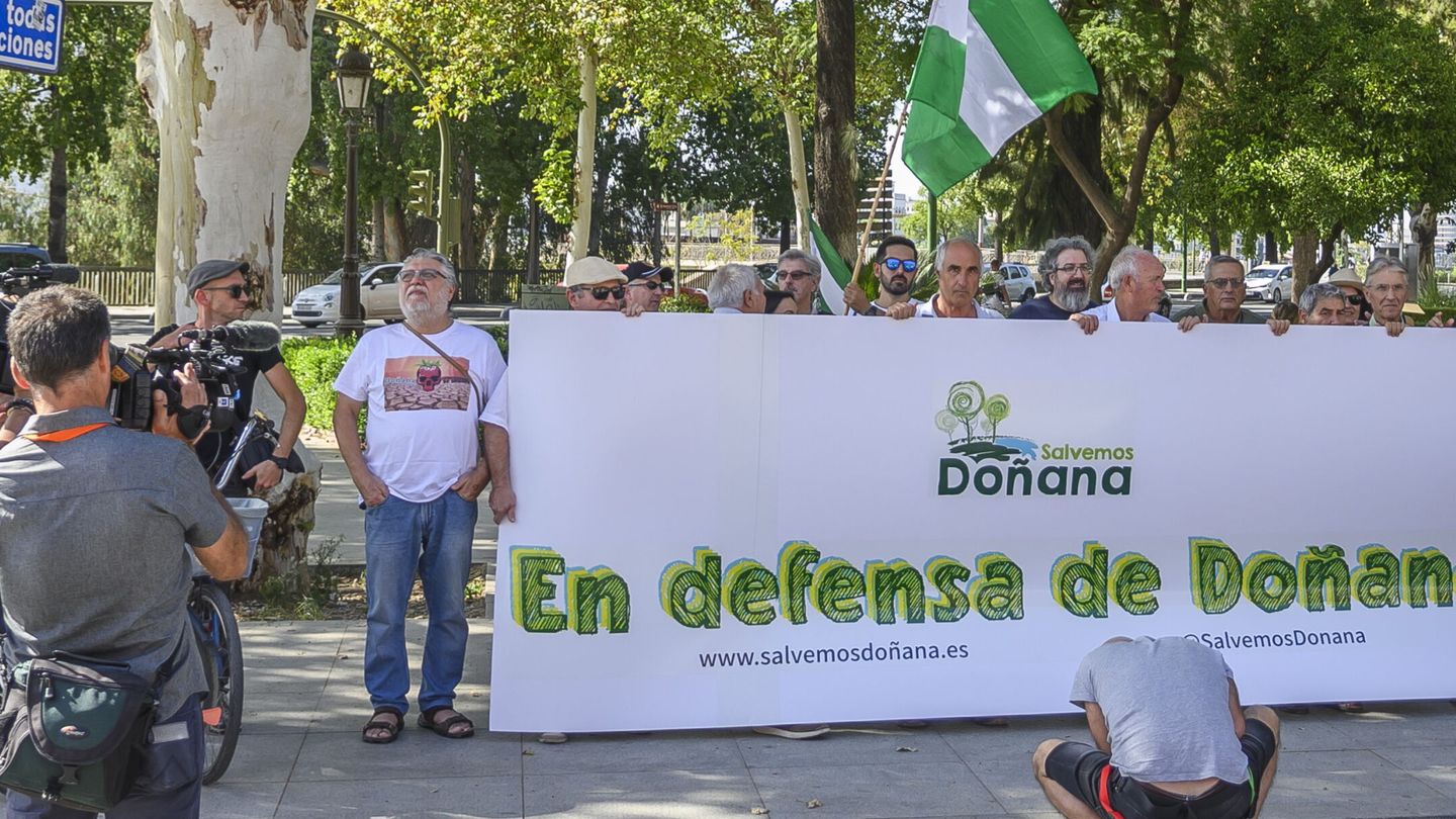  Concentración en defensa del Parque Nacional de Doñana a las puertas del Palacio de San Telmo de Sevilla. (EFE)
