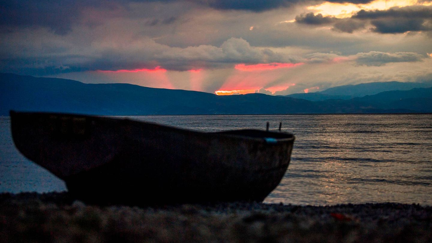 Vista del Lago de Ocrida, uno de los más lagos más antiguos del mundo. (EFE/Georgi Licovski)