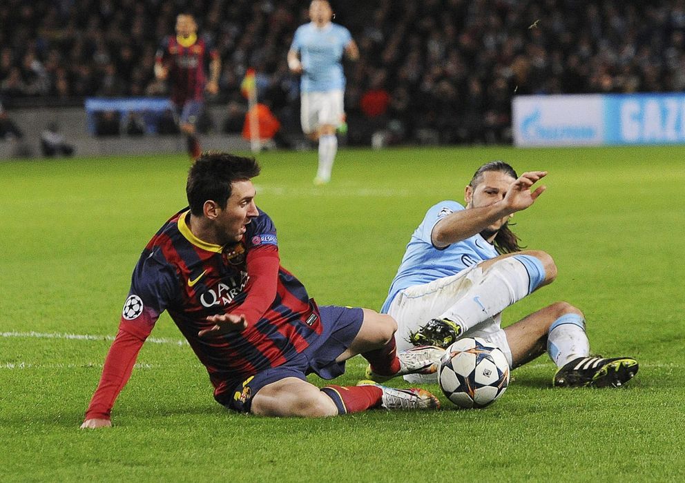 Foto: Demichelis y Messi, nada más producirse la jugada clave del partido (Reuters)