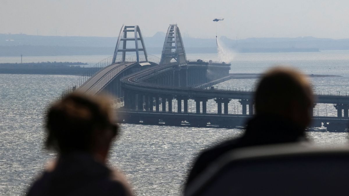 ¿Por qué a Ucrania le interesa que se incendie el puente que une Crimea con Rusia?