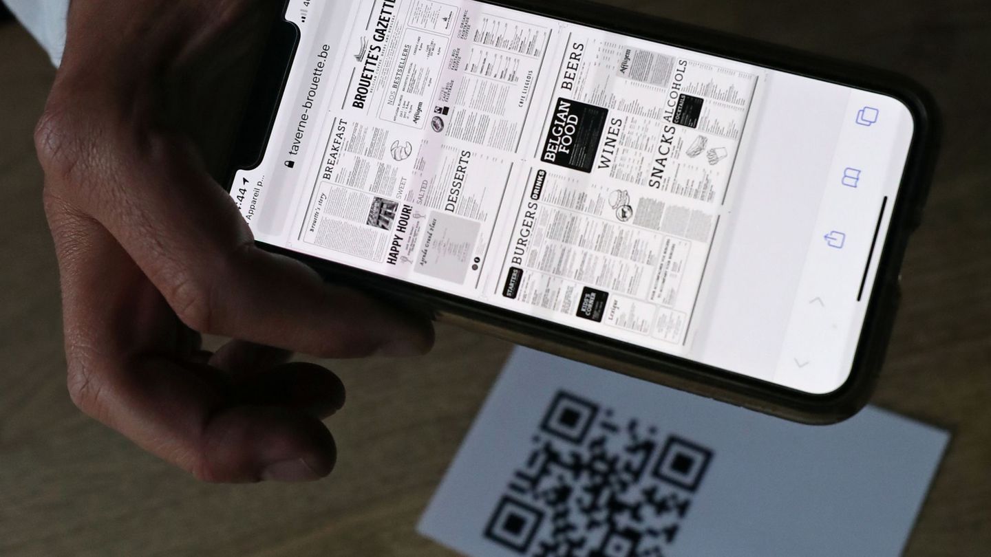 Los locales de hostelería han optado por poner sus cartas en formatos digitales a los que acceder vía códigos QR (Reuters)