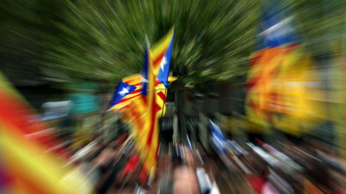 Banderas independentistas en la Meridiana de Barcelona. (EFE)