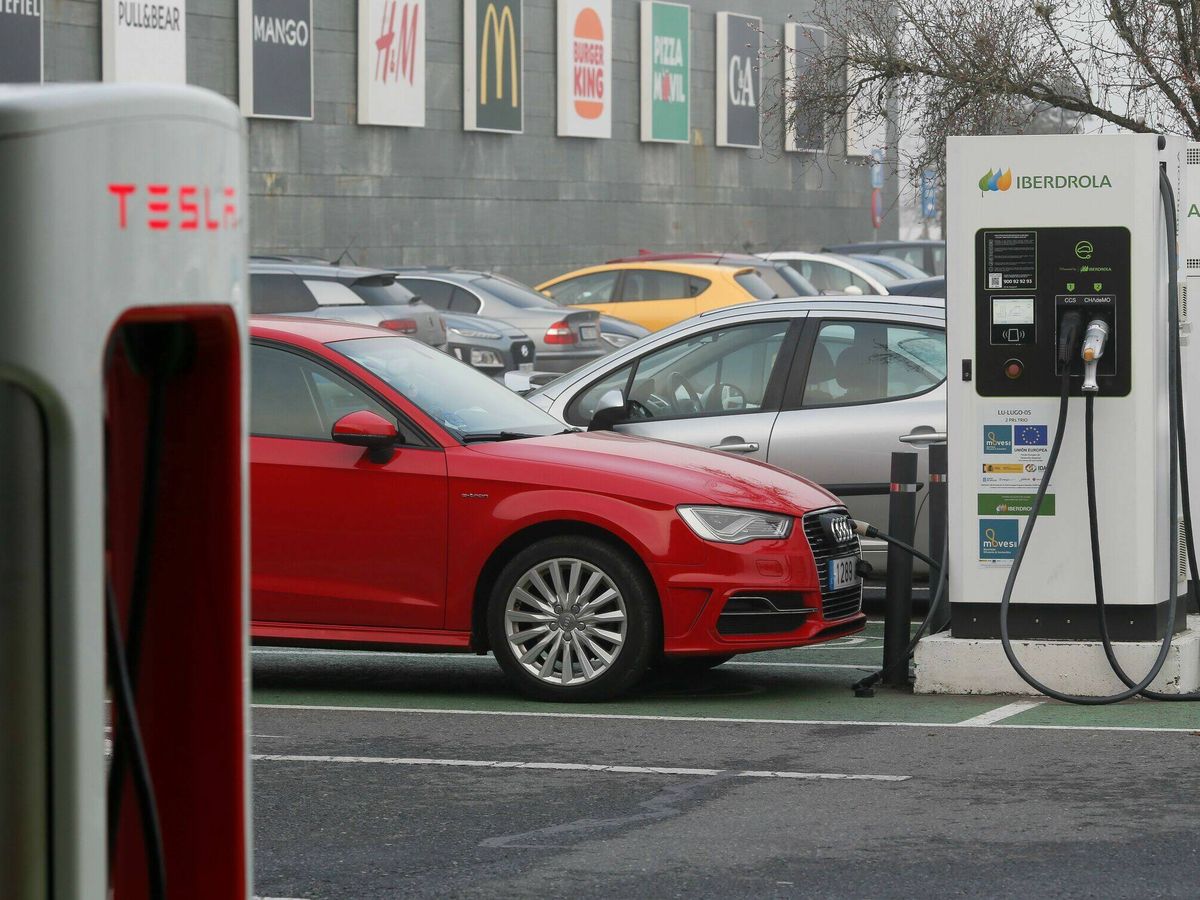 Foto: Un coche eléctrico en un punto de recarga. (Europa Press/Carlos Castro)