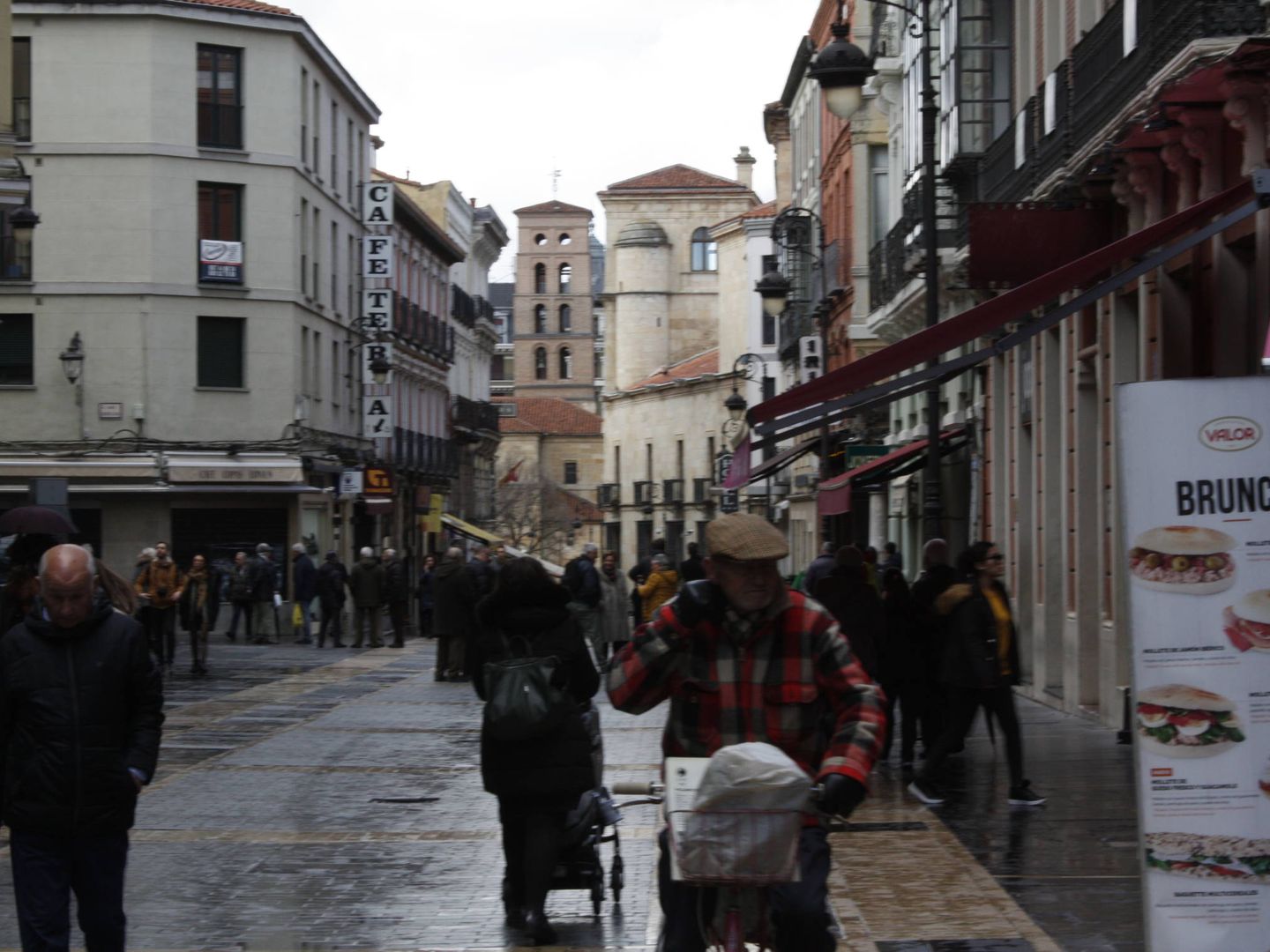 La calle Ancha de León, el epicentro del casco antiguo. (Foto: Héctor G. Barnés)