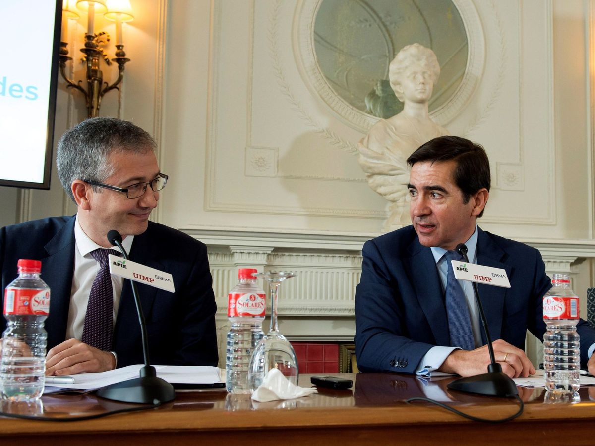 Foto: Pablo Hernández de Cos, gobernador del Banco de España, y Carlos Torres, presidente de BBVA. (EFE)
