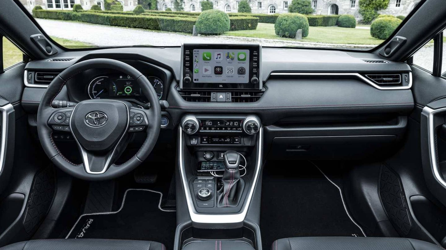 Interior sin cambios respecto al RAV4 Hybrid ya a la venta, salvo su pantalla central de 9 pulgadas. 