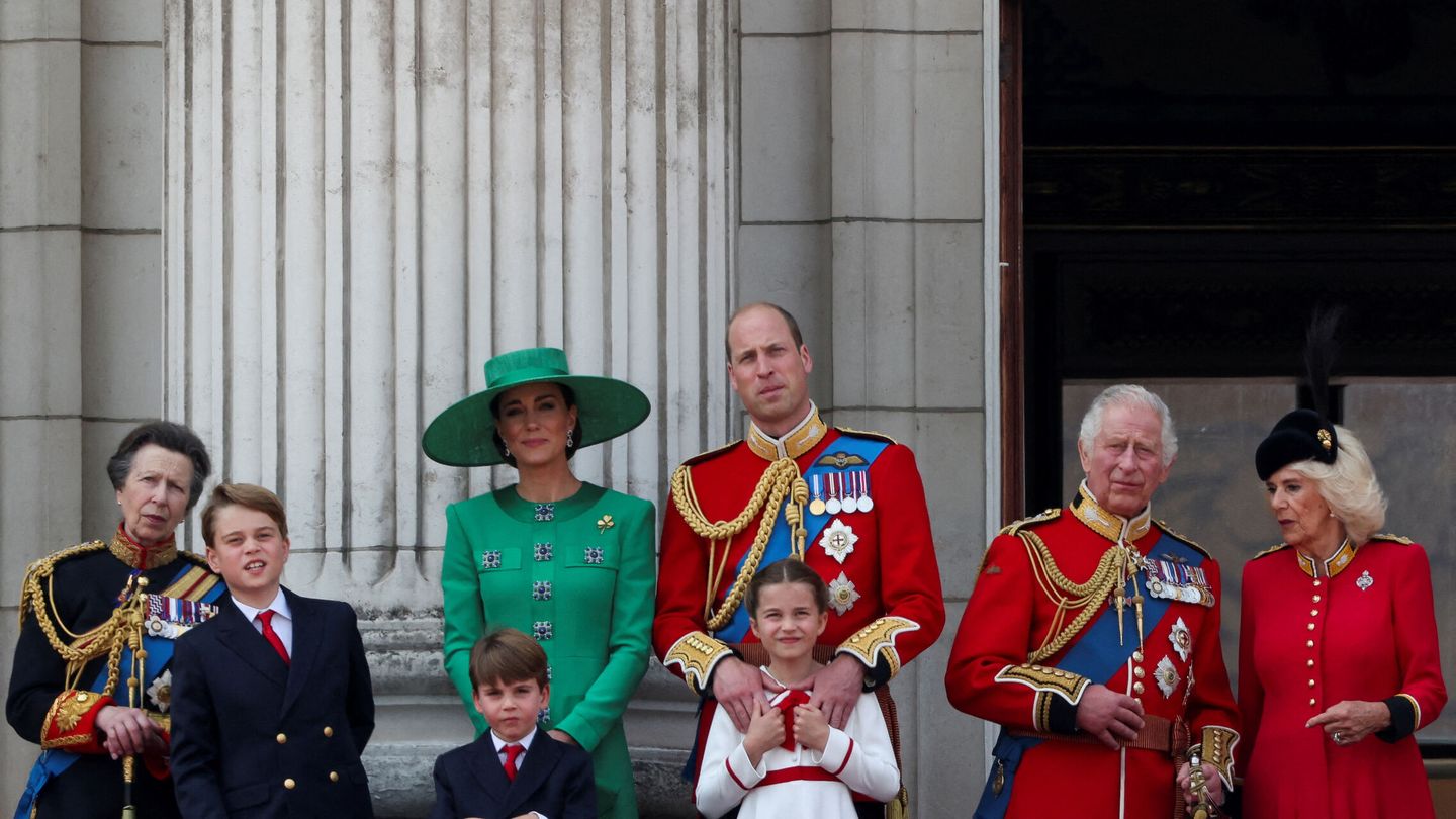La familia real británica, disfrutando del espectáculo aéreo. (Reuters/Toby Melville)