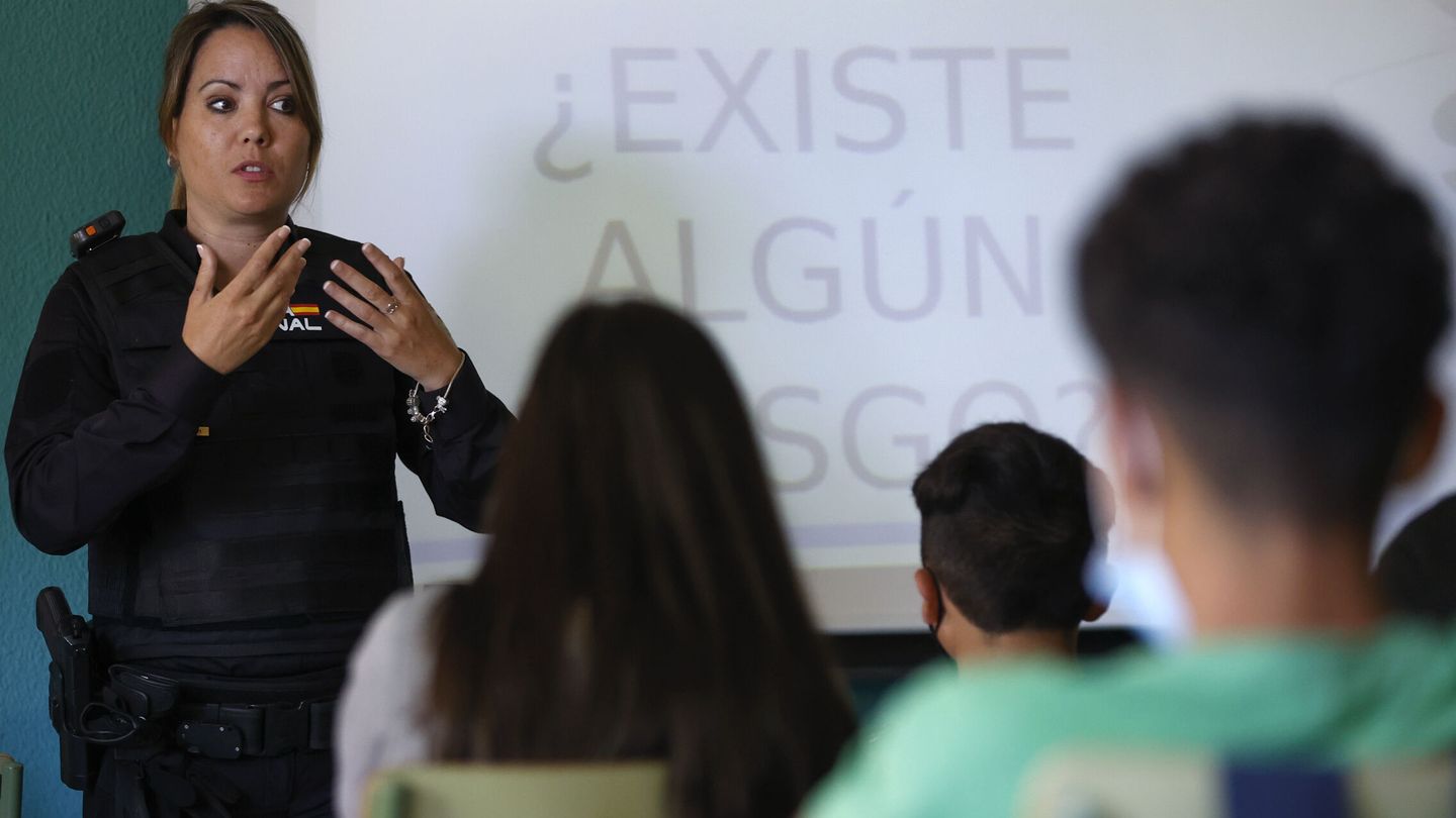 Una agente de la Policía Nacional da una charla sobre bandas en un instituto de Madrid. (EFE/Chema Moya)
