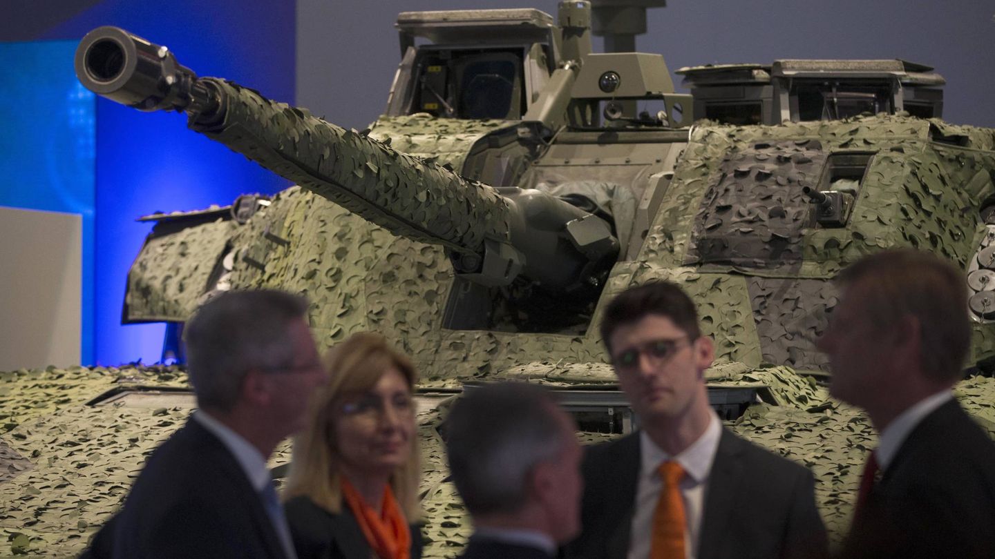 Un grupo de vendedores frente a un tanque en la feria de armamento DSEI en Londres, en septiembre de 2015. (Reuters)