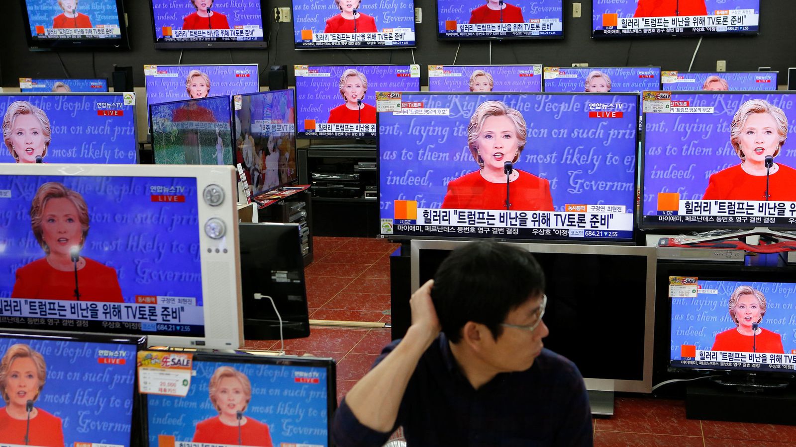 Foto: Una televisión muestra la imagen de Hillary. (Reuters)