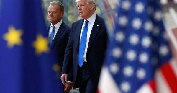 Foto: El presidente de EE. UU., Donald Trump, acompaña al presidente del Consejo Europeo Donald Tusk en Bruselas. (Reuters)