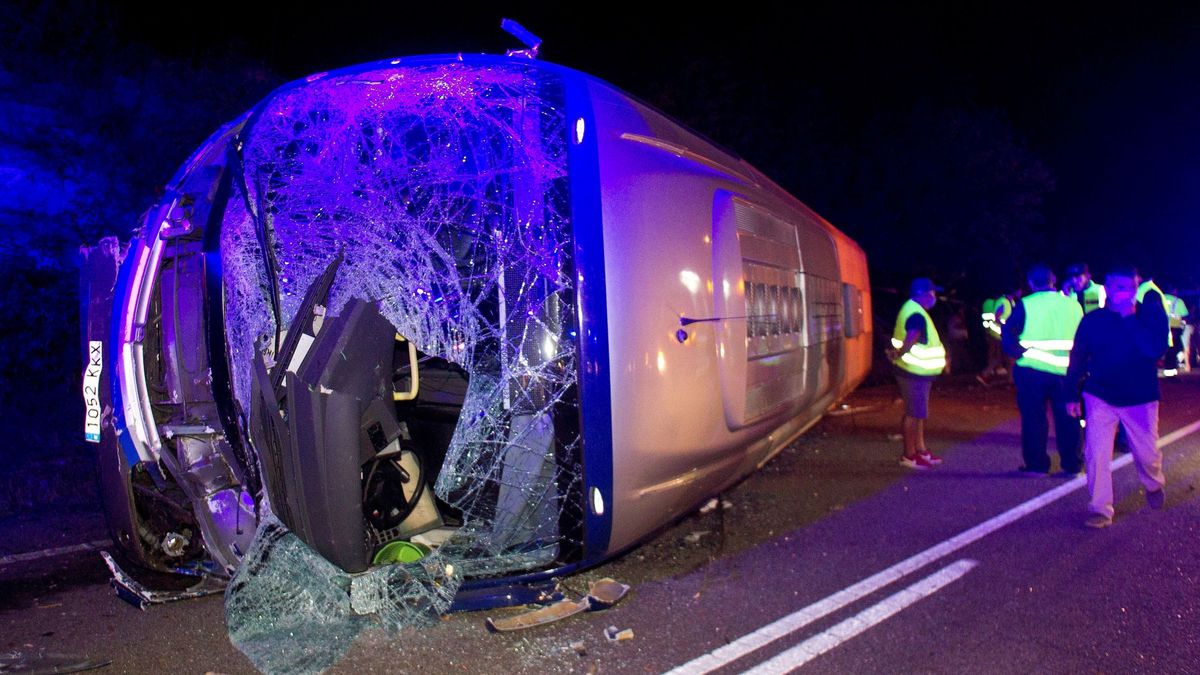 Un autobús que transportaba a trabajadores de PSA Citroën vuelca tras atropellar a un caballo