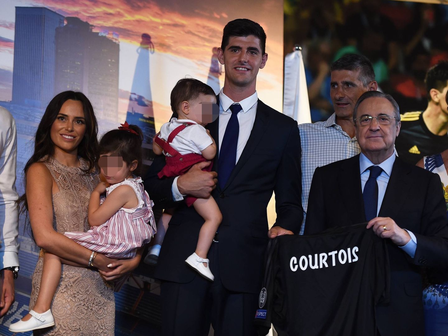 Courtois junto a su ex y sus hijos en su presentación con el Real Madrid. (Getty)
