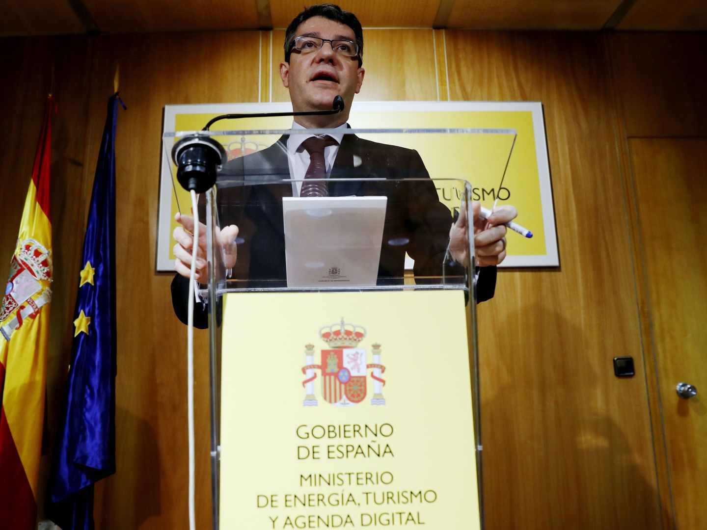 El ministro de Energía, Álvaro Nadal, durante una rueda de prensa en plena subida de la tarifa de la luz. (EFE)