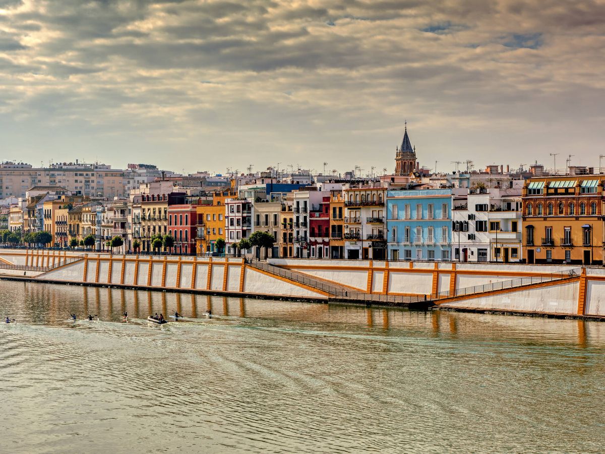 Foto: El río y el colorido Triana de Sevilla. (iStock)