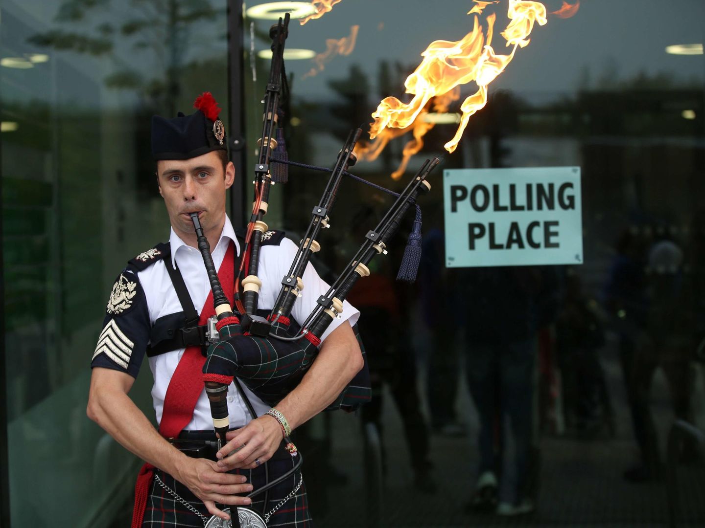 Ryan Randall toca la gaita ante un colegio electoral en Edimburgo (Reuters).