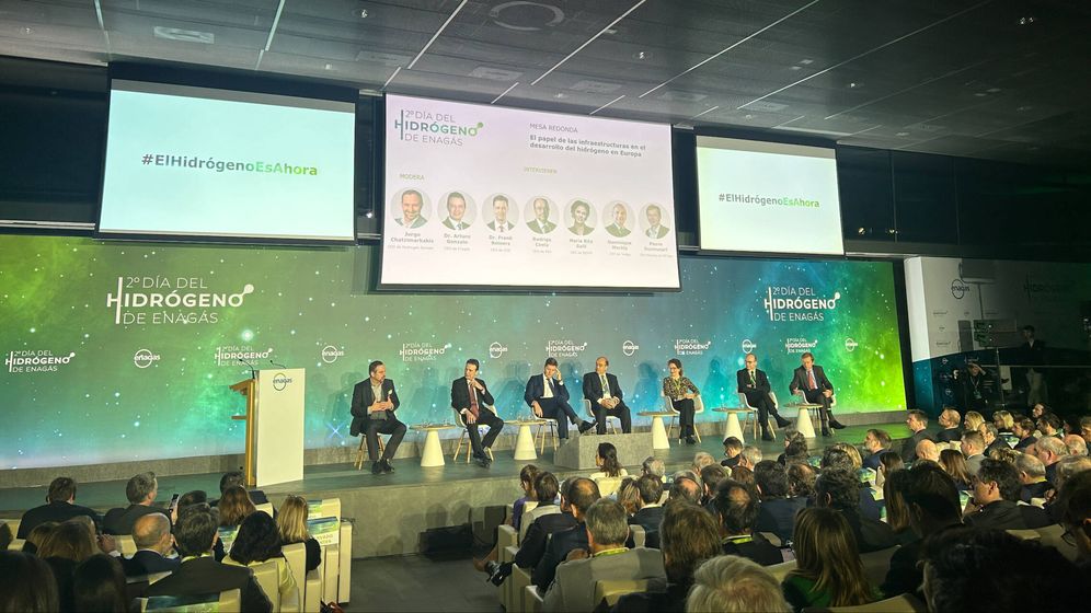 Mesa redonda 'El papel de las infraestructuras en el desarrollo del hidrógeno en Europa', moderada por el CEO de Hydrogen Europe, Jorgo Chatzimarkakis (a la izquierda de la imagen). (Foto cedida por Enagás)