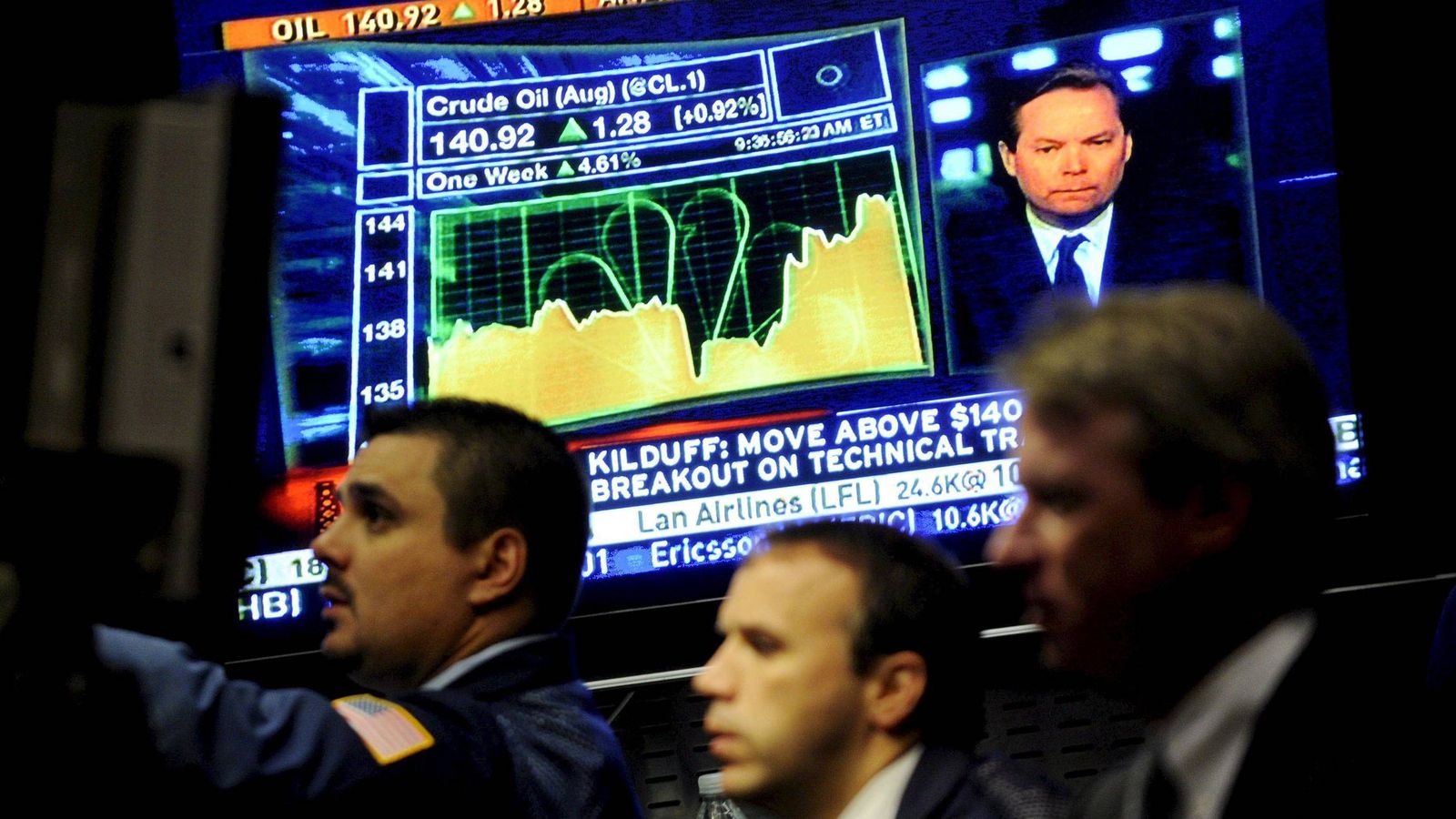 Foto: Varios comerciantes observan datos en las pantallas de la Bolsa de Nueva York. (EFE)