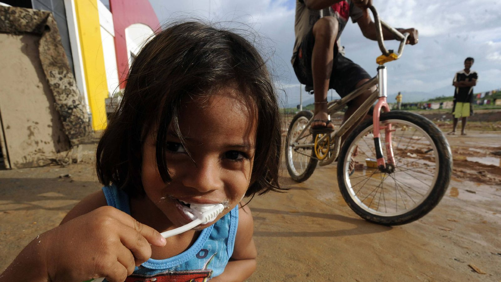 Foto: Una niña se lava los dientes en Murici, Brasil (EFE)