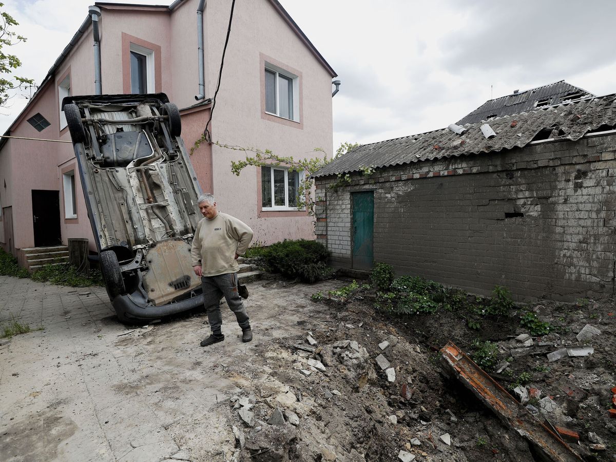 Foto: Un civil en una casa bombardeada en Járkov. (EFE/Esteban Biba)