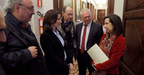 Foto: Margarita Robles (d) charla con Luz Martínez Seijo y otros diputados socialistas tras la reunión de la subcomisión del pacto educativo, este 6 de marzo. (EFE)