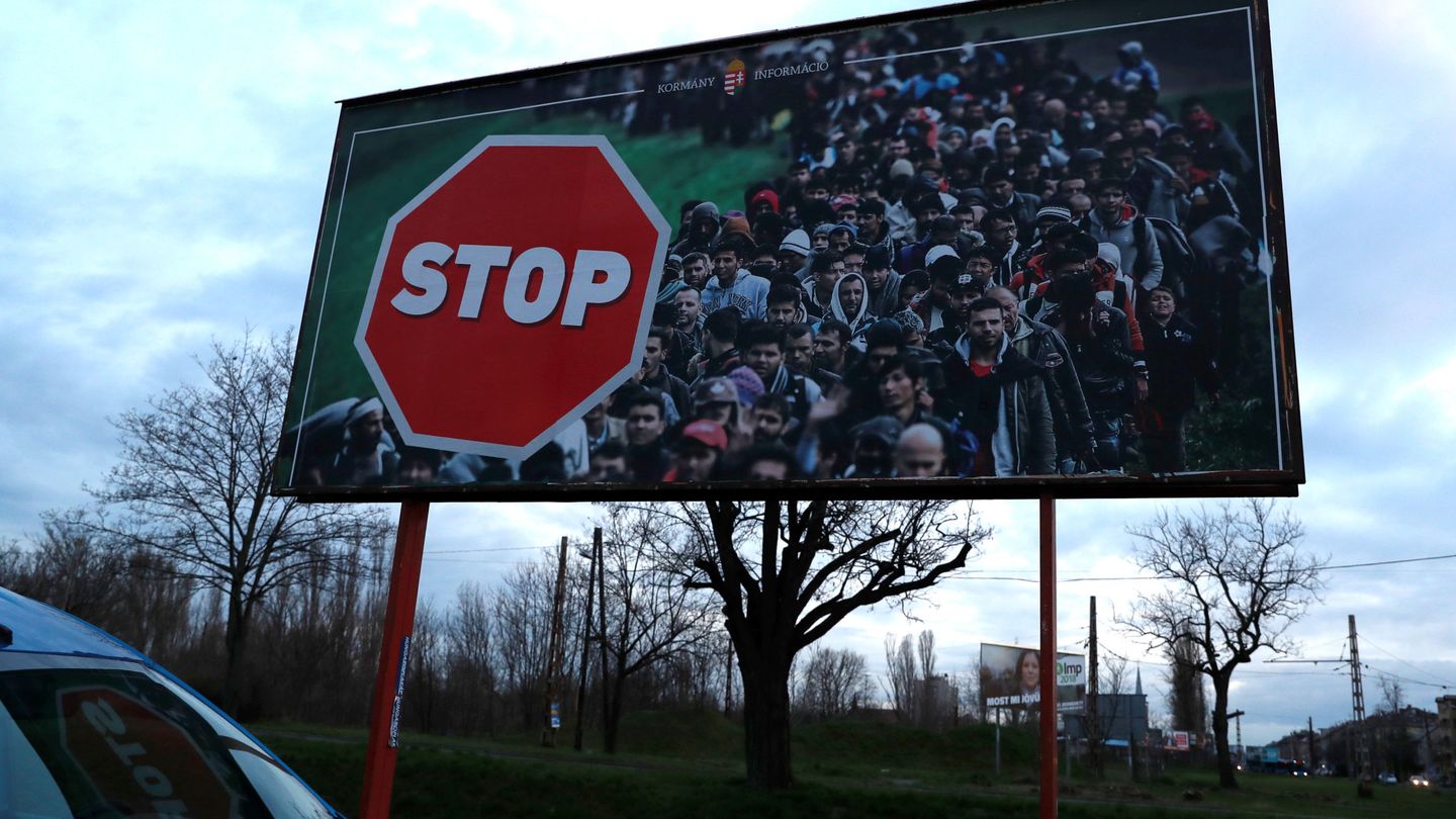 Cartel antiinmigración colocado por el Gobierno húngaro en Budapest, el 5 de abril de 2018. (Reuters)